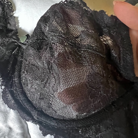 Victoria's Secret Underlined- Demi Bra 34B - Picture 2 of 3